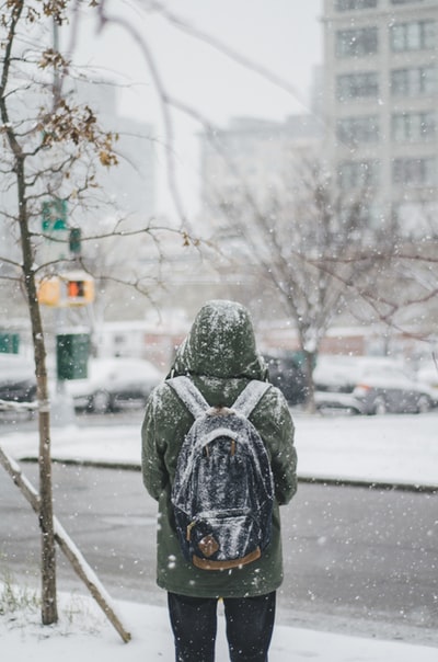 站在大雪下的人